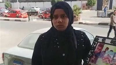 حاضنة هدومه.. وصول شقيقة شاب قُتل على يد خاله بالإسماعيلية لحضور محاكمته