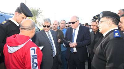 مصرع طفل وإصابة 15.. محافظ قنا يتفقد موقع انقلاب ميكروباص بترعة نجع حمادي