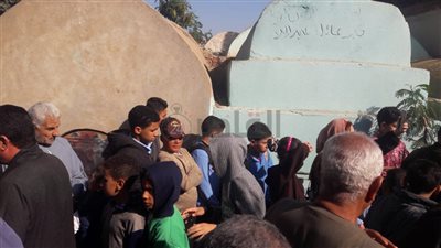منارة تشع بأنوار القرآن.. تلاميذ أقدم محفظ للقرآن الكريم بالغربية يودعون شيخهم أمام قبره 