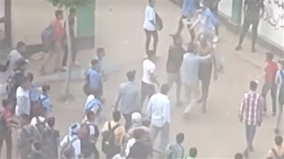 مريض نفسي يروع التلاميذ في مدرسة بقرية نكلا العنب بالبحيرة | صور