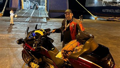 من القاهرة لـ الدوحة في 4 أيام.. تفاصيل رحلة أول مصري يزور كأس العالم قطر 2022 بالدراجة النارية