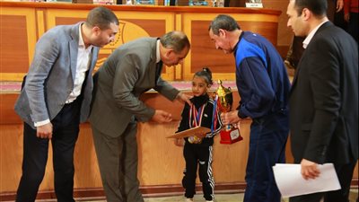 محافظ كفر الشيخ يكرم أصغر طفلة حاصلة على بطولة إفريقيا للكونغ فو