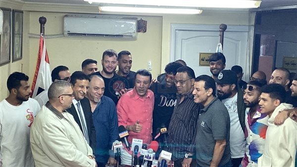 مصطفى كامل ومطربي