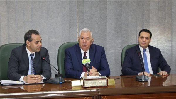 جانب من تسليم الشهادات