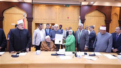 جامعة الأزهر تكرم العمداء المتميزين وفريق جهاز معالجة مياه الصرف الصناعي صديق البيئة المشارك في قمة المناخ