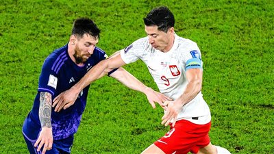 هل تعمد ميسي عدم مصافحة ليفاندوفسكي عقب مواجهة الأرجنتين وبولندا؟