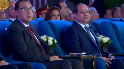 السيسي مداعبًا شريف منير: حاجة عظيمة إنك من المنصورة
