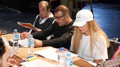 بروفات مكثفة لمسرحية سيدتي الجميلة بطولة السقا وريم مصطفى لعرضها بموسم الرياض