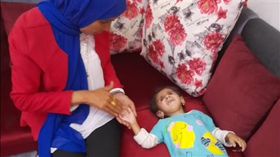 تحتاج أنبوبة معدية.. والدة طفلة مريضة بضمور في المخ بالشرقية تستغيث: بنتي بتضيع مني الحقوني | صور وفيديو