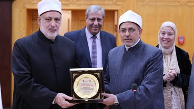 المؤتمر الدولي العاشر لـ أمراض الكبد بجامعة الأزهر يكرم فضيلة الإمام الأكبر
