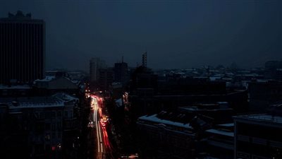 كييف تواجه خطر التجمد.. والسلطات الأوكرانية تطالب المواطنين بتخزين المياه والطعام والملابس الدافئة 