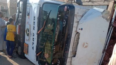 إصابة سائق في انقلاب سيارة محملة بمواد بترولية داخل مصرف زراعي بالفيوم