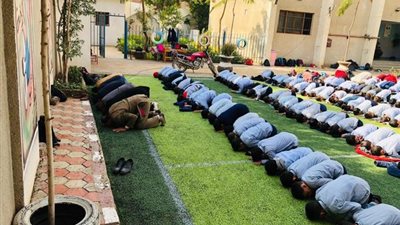  قيادات الأزهر بالجيزة يؤدون صلاة الظهر جماعة في فناء أحد المعاهد مع المعلمين والطلاب