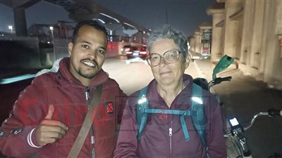 مستخدمًا ترجمة جوجل.. شاب مصري يساعد السائحة السويدية المشاركة بمؤتمر المناخ: هدفي أظهر شكل بلدي في أحسن صورة