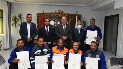 محافظ قنا يكرم مسعفين لأمانتهم وردهم مبلغ 366 ألف جنيه عثروا عليه مع ضحايا حادث سير