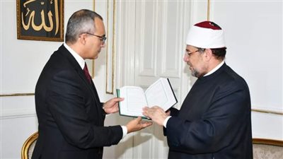 وزير الأوقاف يستقبل سفير مصر لدى السنغال.. ويهديه نسخة من كتاب المنتخب