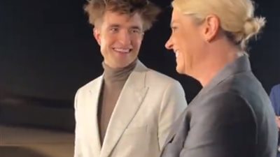  نجم هوليوود روبرت باتينسون يتواجد في الأهرامات لحضور حفل Dior