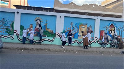 برسومات تعبر عن البيئة المصرية.. تجميل أسوار المدارس بأيدي طالبات التربية النوعية في كفر الشيخ