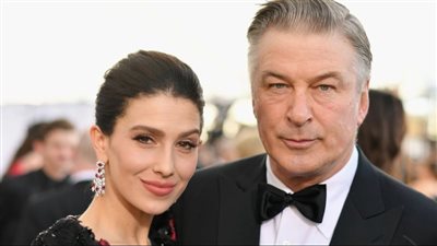 لسنا بخير.. زوجة أليك بالدوين تتحدث عن عدم تعافي زوجها من حادثة موقع تصوير فيلم Rust