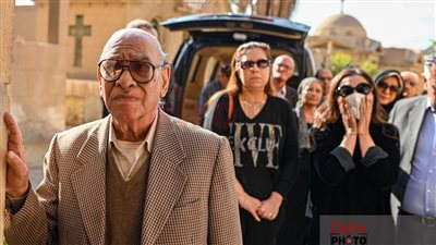 انهيار ابنة الإعلامي مفيد فوزي أثناء تشييع جثمان والدها إلى مثواه الأخير │ صور