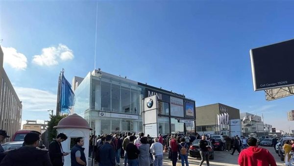 عملاء أمام فرع BMW