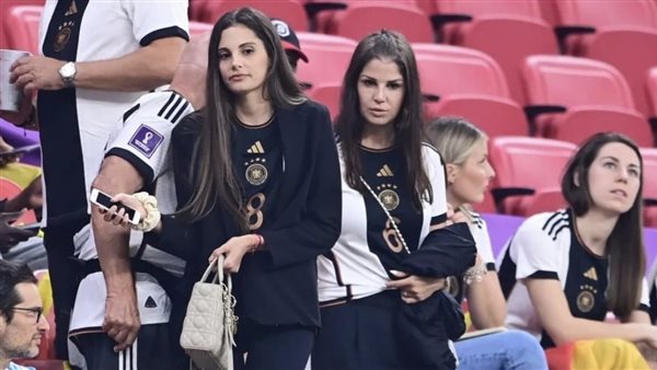 زوجات لاعبي منتخب