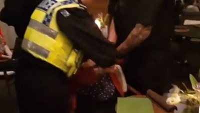 اعتقال متظاهرين احتلوا أحد المطاعم للاحتجاج على تناول اللحوم في بريطانيا