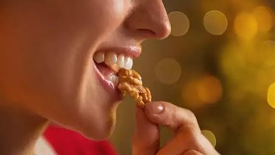 يوجد بالجوز والسلمون.. دراسة تثبت أن أحماض الأوميجا 3 تنقذ الأفراد من الإصابة بالزهايمر