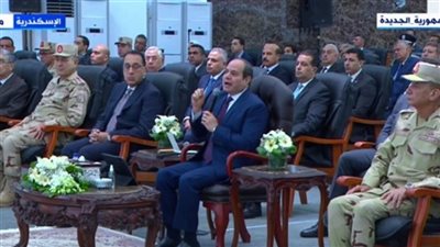 السيسي يداعب كامل الوزير ووزير الدفاع بسبب أموال المشروعات القومية: سيب وأنا أسيب