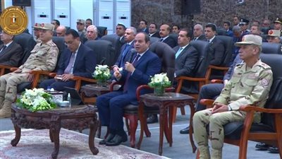 السيسي يمازح وزير النقل: أرض السكة الحديد غالية على كامل.. ومش عاوز يدينا منها حاجة بعد ما نحل وبرنا