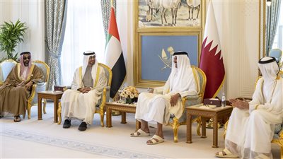 رئيس الإمارات يهنئ أمير قطر بنجاح استضافة كأس العالم: فخر لكل العالم العربي
