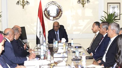 وزير قطاع الأعمال العام يتابع موقف الشركات من تدبير مستلزمات الإنتاج والمواد الخام