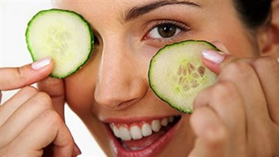 فوائد الخيار قبل النوم للعين.. حل سحري لانتفاخ العيون والهالات السوداء