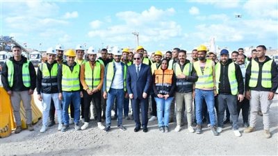 السيسي يلتقط صورة تذكارية مع عدد من العاملين منفذي محور التعمير بالإسكندرية