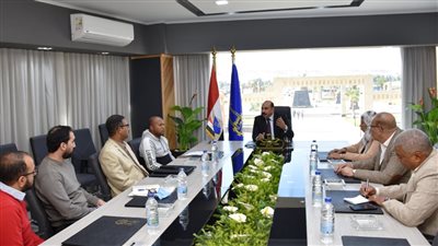 محافظ أسوان يناقش تجهيزات بدء العمل في مشروع تغطية مصرف السيل