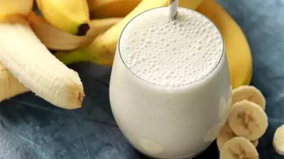 انتفاخات البطن والسعال.. تعرف على أضرار تناول مزيج الموز والحليب