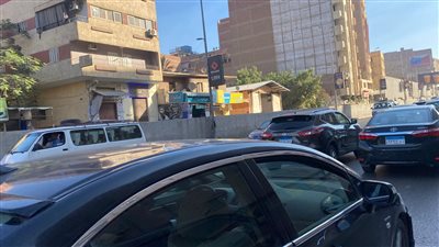تكدس بالمحور وسيولة بالدائري.. تعرف على الحالة المرورية بالقاهرة والجيزة | صور