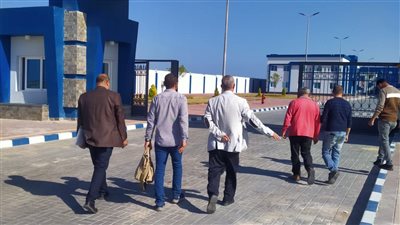 القوى العاملة تتابع سير العمل بمحطة تحلية المياه بالعريش.. وتسلم وثائق تأمين لعمالة غير منتظمة