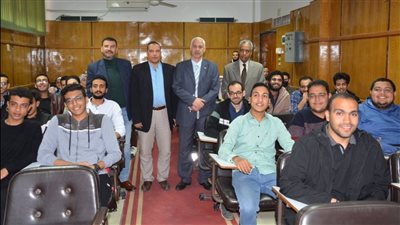 نائب رئيس جامعة أسيوط يتابع انتخابات اتحادات الطلاب بكلية الصيدلة