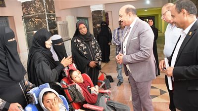 محافظ أسوان يتفقد القافلة الطبية المجانية للأطراف الصناعية بالمركز الشامل للتأهيل
