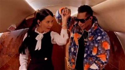 ليست الأولى.. محمد رمضان في وصلة رقص مع مضيفة داخل طائرته الخاصة | فيديو