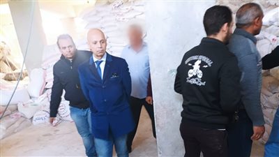 غلق مصنعين والتحفظ على 21 طن دقيق منتهي الصلاحية في الشرقية | صور