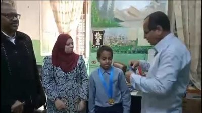 في أول رد فعل بعد نشر قصته على القاهرة 24: المدرسة ومديرية التعليم تكرمان بطل الأقصر السباح الصغير