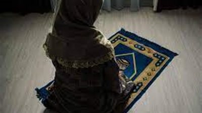 ما حكم صلاة المرأة في منزلها خلف الإمام بالمسجد المجاور؟.. أمين الفتوى يوضح