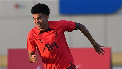 بعد تعرضه لانتكاسة.. لويس دياز يغادر معسكر ليفربول في دبي