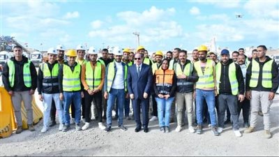 بعد صورتها بجوار السيسي.. إحدى العاملات بمشروعات الإسكندرية: سعادتي لا توصف بلقاء الرئيس