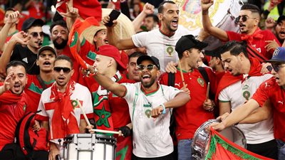 احتفالات جنونية لجماهير المغرب في باريس والشانزليزيه بعد التأهل لربع نهائي كأس العالم