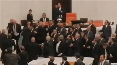 معركة بالبرلمان التركي.. ونقل نائب معارض للعناية المركزة | فيديو