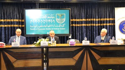 الفريق مهاب مميش يعدد مزايا وأهمية قناة السويس في لقاء بجامعة الإسكندرية 