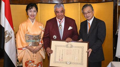 زاهي حواس يتسلم وسام الشمس المشرقة من اليابان | صور